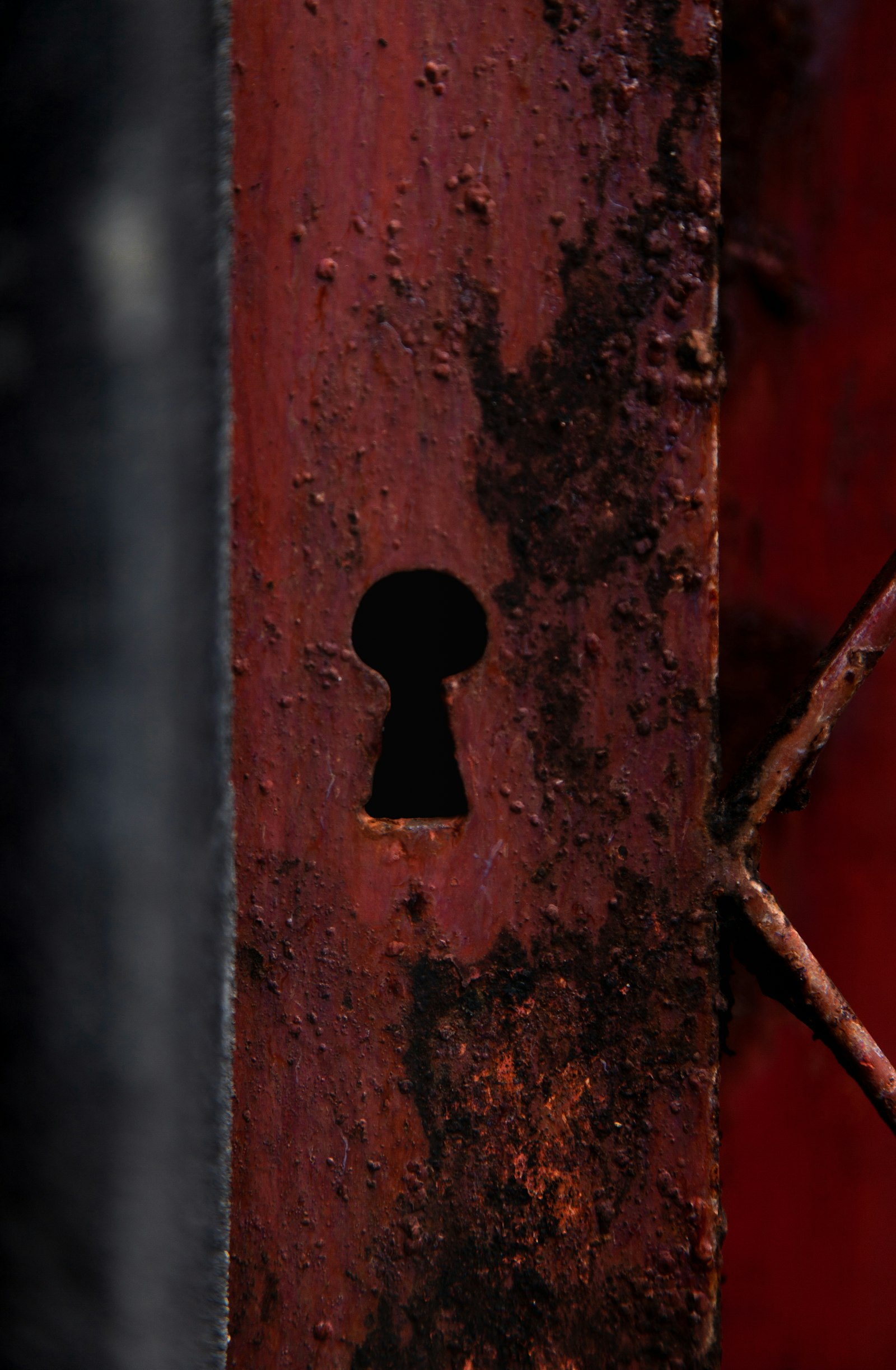 Serratura su porta in legno pronta per la sostituzione